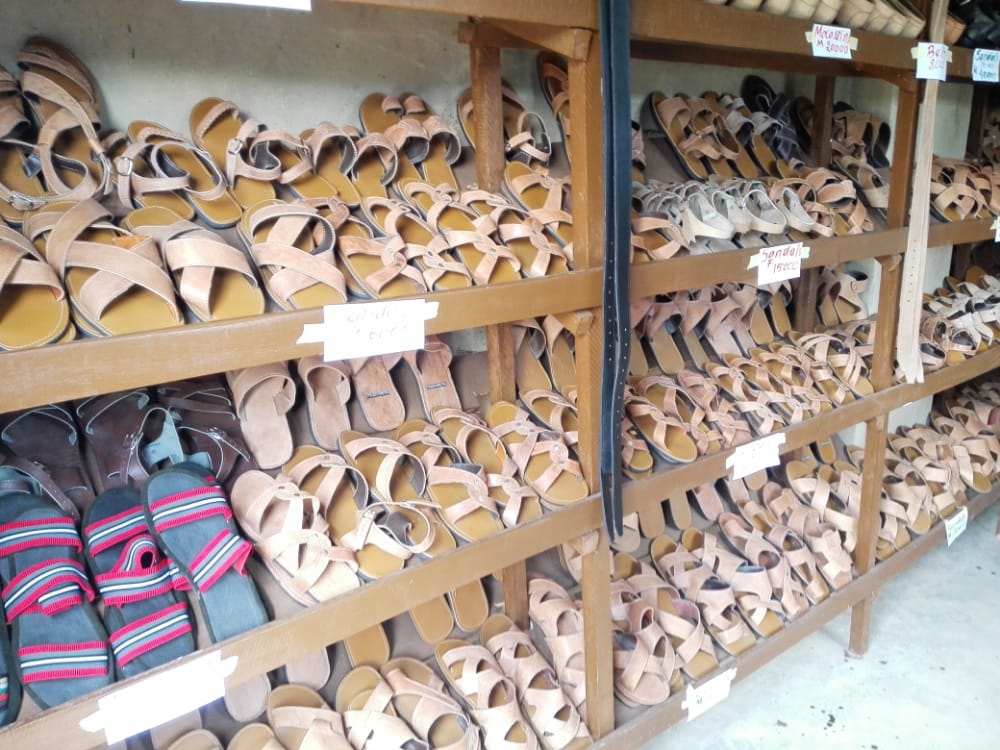 STRADH3's tweet photo. Mr. Peter Lindenmann, (Deputy Regional Director) paid a visit to our center founded by @swissdevcoop (Swiss Agency for development). Products are made by trained #YoungPeople who were previously in work forms of labor in Kabacuzi Sector. @KabacuziS @Muhangadis https://t.co/zJYRAZvC3i