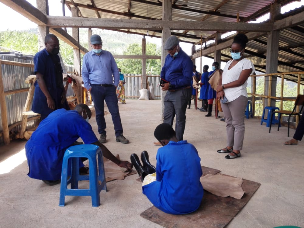 STRADH3's tweet photo. Mr. Peter Lindenmann, (Deputy Regional Director) paid a visit to our center founded by @swissdevcoop (Swiss Agency for development). Products are made by trained #YoungPeople who were previously in work forms of labor in Kabacuzi Sector. @KabacuziS @Muhangadis https://t.co/zJYRAZvC3i
