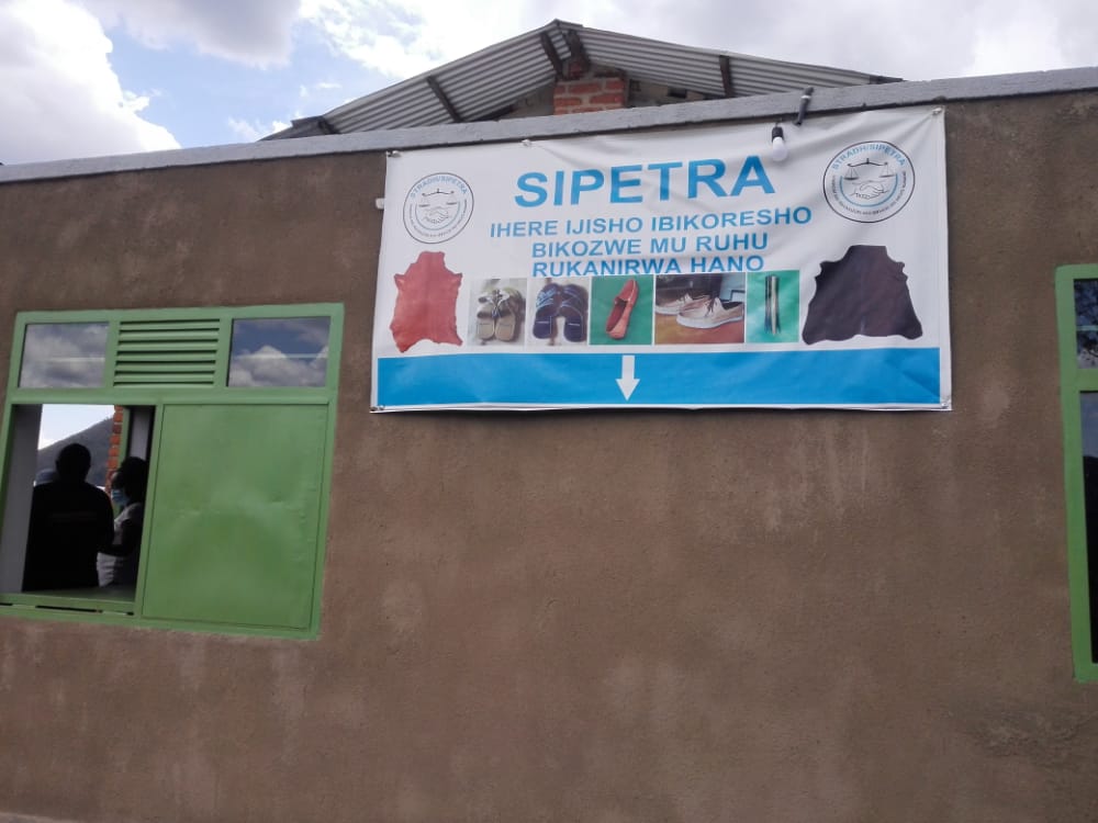 STRADH3's tweet photo. Mr. Peter Lindenmann, (Deputy Regional Director) paid a visit to our center founded by @swissdevcoop (Swiss Agency for development). Products are made by trained #YoungPeople who were previously in work forms of labor in Kabacuzi Sector. @KabacuziS @Muhangadis https://t.co/zJYRAZvC3i