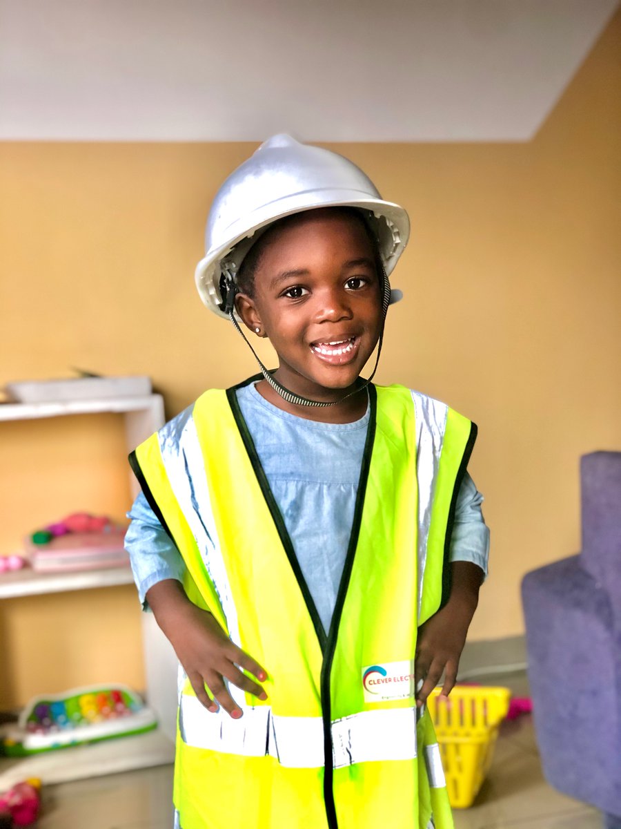 MadameMbakam's tweet photo. Career day Year 2 : Engineer like mommy and daddy. 👷🏽‍♀️

Dans l’école de Leelou, ils parlent désormais de costume de carrière. 

#MomLifeBestLife https://t.co/JTQqVV3c0l