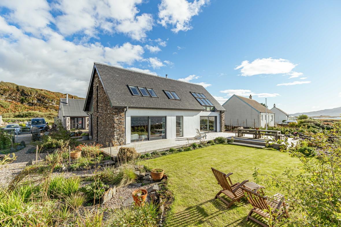 BricksScotland's tweet photo. Home of the week: This modern villa on Luing with magnificent sea views is a siren call to remote workers https://t.co/pLh2G0kGMn https://t.co/djqCaBgdUJ
