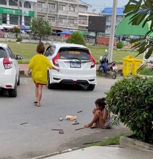 การทำแท้งควรถูกกฎหมายได้แล้วอ้ะ ดูเด็กคนนึงที่เขาเกิดมาสภาพครอบครัววุฒิภาวะของแม่ทุเรศแบบนี้ทันสมควรแล้วหรอ #ตีจนไม้หัก