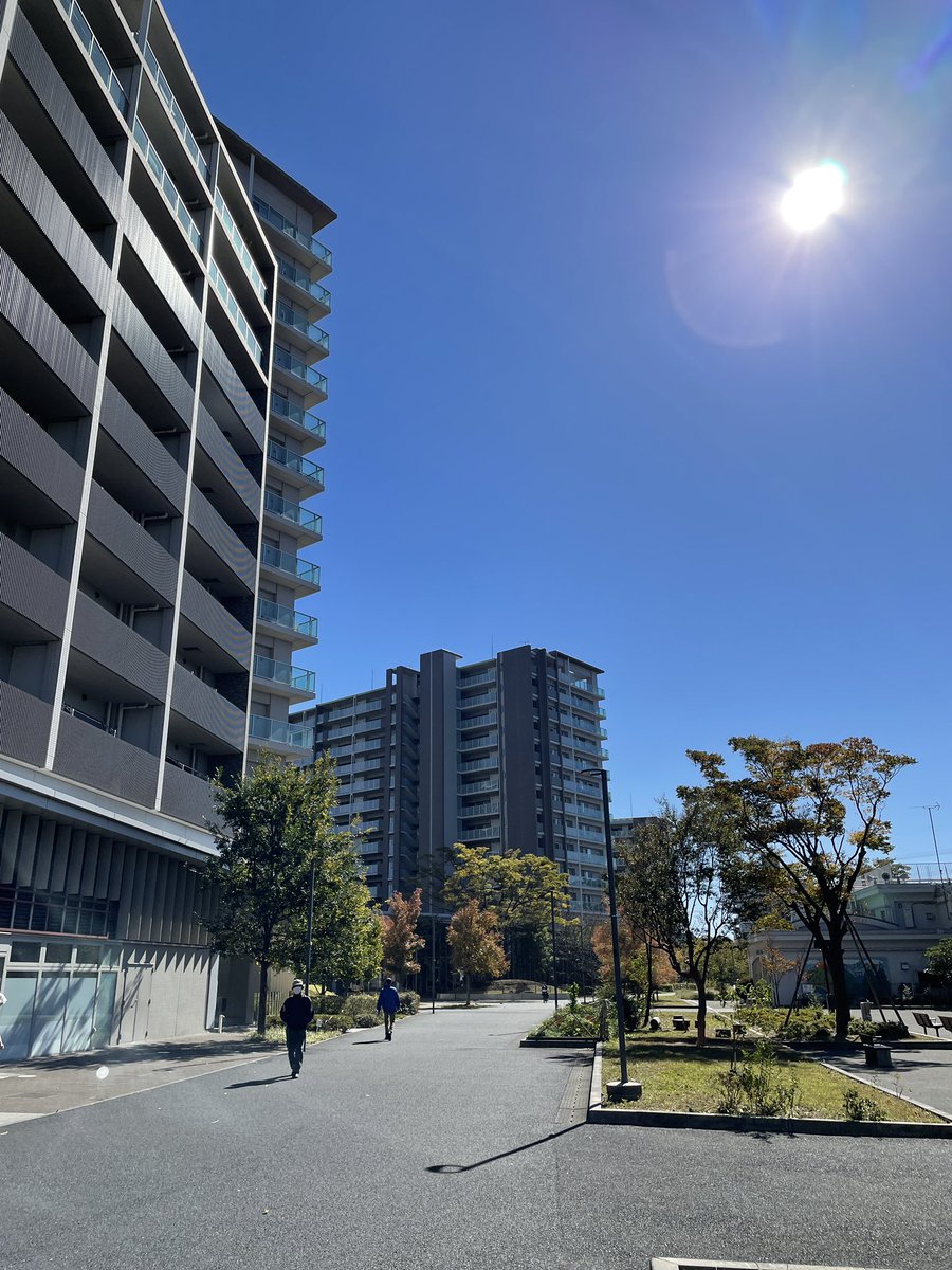 codanwalker's tweet photo. 多摩ニュータウンの団地再生はホンモノのホンモノでした。
分譲諏訪団地を建替えて新しく建ったブリリアが多摩ニュータウンのコンセプトを完全に継承しています。開放された歩行者路は本当に素敵。民間でもやればできるのですね！見直したぜ東京建物！
#多摩ニュータウン
#ブリリア多摩ニュータウン https://t.co/RlRPPuEZL5