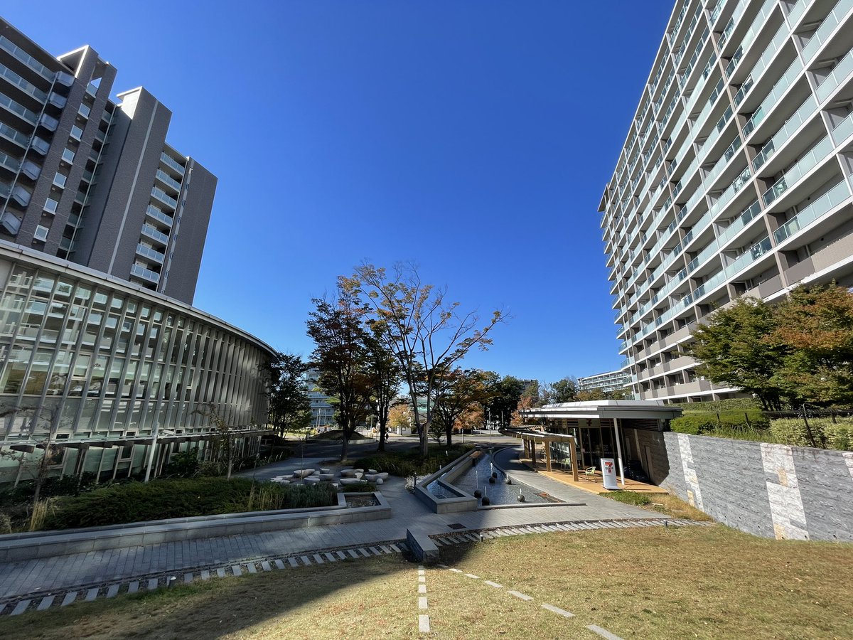 codanwalker's tweet photo. 多摩ニュータウンの団地再生はホンモノのホンモノでした。
分譲諏訪団地を建替えて新しく建ったブリリアが多摩ニュータウンのコンセプトを完全に継承しています。開放された歩行者路は本当に素敵。民間でもやればできるのですね！見直したぜ東京建物！
#多摩ニュータウン
#ブリリア多摩ニュータウン https://t.co/RlRPPuEZL5