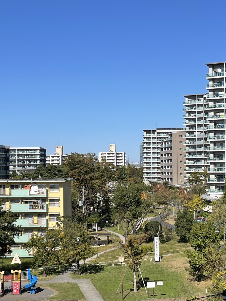 codanwalker's tweet photo. 多摩ニュータウンの団地再生はホンモノのホンモノでした。
分譲諏訪団地を建替えて新しく建ったブリリアが多摩ニュータウンのコンセプトを完全に継承しています。開放された歩行者路は本当に素敵。民間でもやればできるのですね！見直したぜ東京建物！
#多摩ニュータウン
#ブリリア多摩ニュータウン https://t.co/RlRPPuEZL5