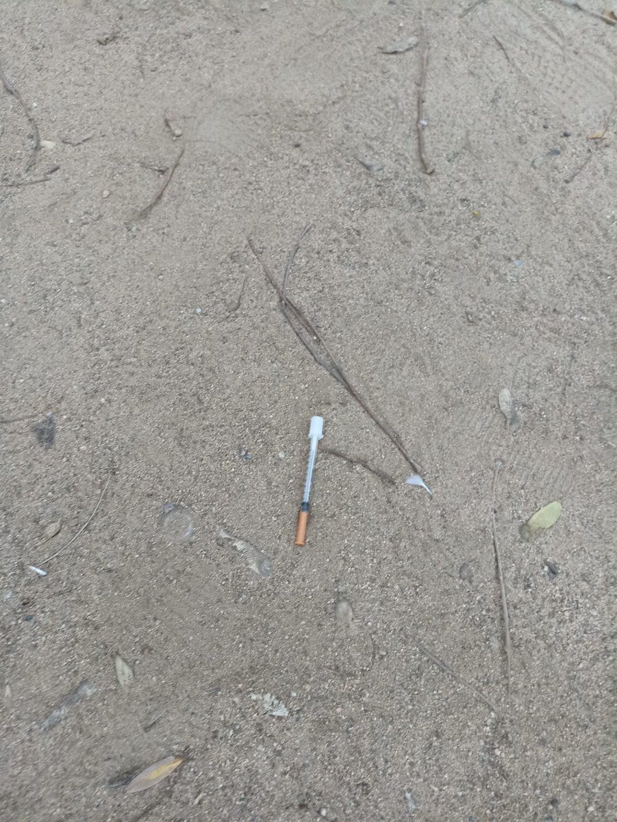 JordiSerracant's tweet photo. Denunciem l'estat crític dels Jardins Cèsar Martinell (Villarroel-Gran Via, Esquerra de l'Eixample). Des de fa temps, un grup de delinqüents ha pres el jardí com a lloc de compra, venda i consum de droga. La situació és tan greu que hi ha xeringues a la zona de joc infantil: https://t.co/uzdtDrxUJn