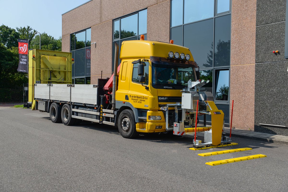 ebovanweel's tweet image. W. van den Heuvel en Zn. vergroot de veiligheid van haar operaties door de complete vloot van botsabsorbers uit te rusten met de Automatische #Andreasstrippenlegger Tiger (5x stuks).

Tevens zijn de 100K TMA's uitgerust met een #SafeStop voor automatische rem activeren.