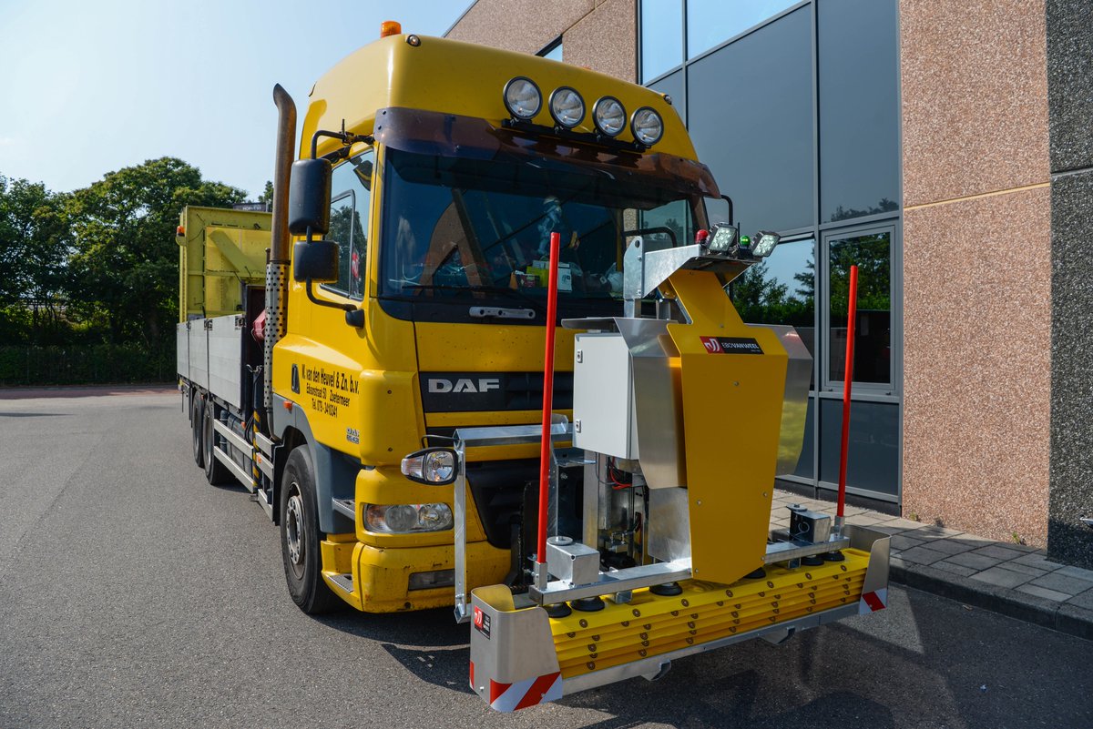 ebovanweel's tweet image. W. van den Heuvel en Zn. vergroot de veiligheid van haar operaties door de complete vloot van botsabsorbers uit te rusten met de Automatische #Andreasstrippenlegger Tiger (5x stuks).

Tevens zijn de 100K TMA's uitgerust met een #SafeStop voor automatische rem activeren.