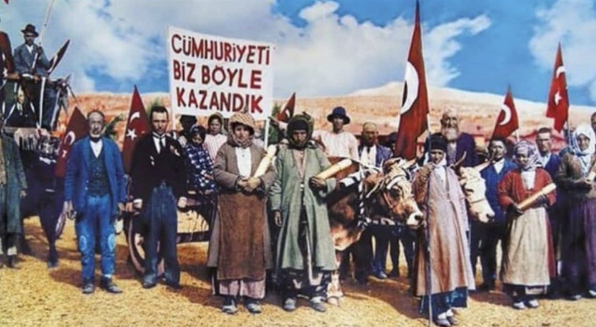 Yurttaşı soyan projelerde hak aramak için uluslararası mahkemeleri.. Yurttaşın insan hakkını aramak için evrensel normları reddedip bağımlı kıldığı yerli mahkemeleri gösteren iktidarlar bir daha gelmesin diye.. (Herkes için demokratik) Cumhuriyet bayramı ve umudu kutlu olsun!