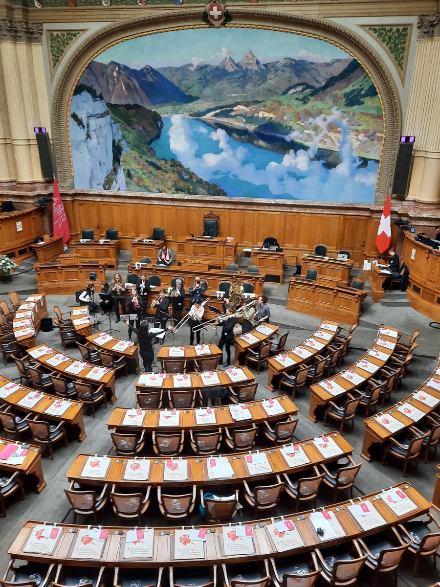 Schon bald beginnt die #Frauensession2021.
Wir freuen uns, dass unser Vorstandsmitglied Marialuisa Parodi mit dabei ist sowie zahlreiche Mitglieder in den Kommissionen vertreten sind. Unsere Vereinspräsidentin Zita Küng ist auch in Bern, mit unserem Manifest «Dampf machen!».