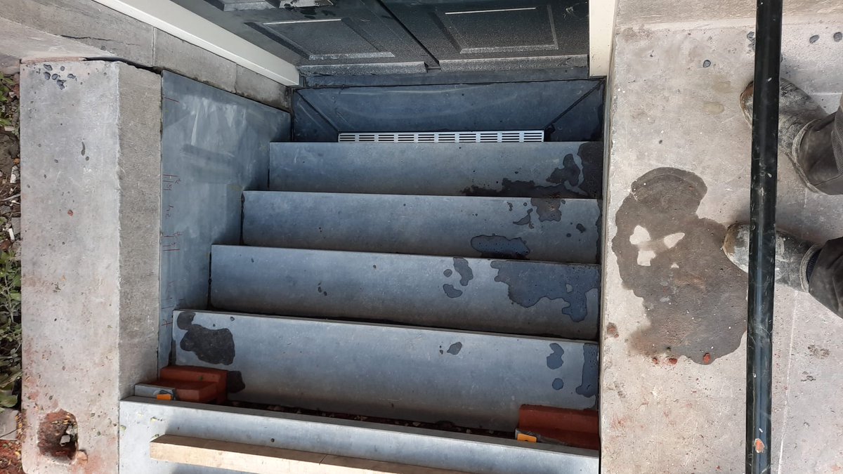 BusNatuursteen's tweet photo. In Amsterdam hebben we een trap naar het souterrain en de zijwanden bekleed met Belgisch Hardsteen. Heel mooi geworden en past goed bij de trap naar de voordeur en het bordes die we daarna opgeknapt hebben. https://t.co/MES9OOsRQR