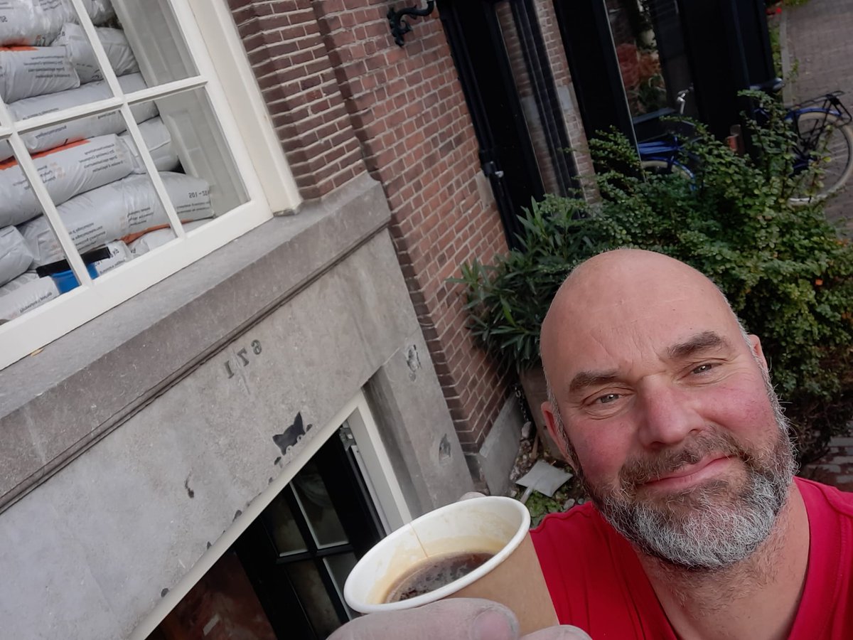 BusNatuursteen's tweet photo. In Amsterdam hebben we een trap naar het souterrain en de zijwanden bekleed met Belgisch Hardsteen. Heel mooi geworden en past goed bij de trap naar de voordeur en het bordes die we daarna opgeknapt hebben. https://t.co/MES9OOsRQR