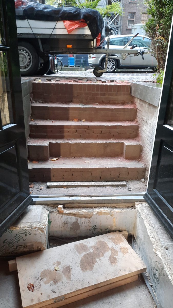 BusNatuursteen's tweet photo. In Amsterdam hebben we een trap naar het souterrain en de zijwanden bekleed met Belgisch Hardsteen. Heel mooi geworden en past goed bij de trap naar de voordeur en het bordes die we daarna opgeknapt hebben. https://t.co/MES9OOsRQR