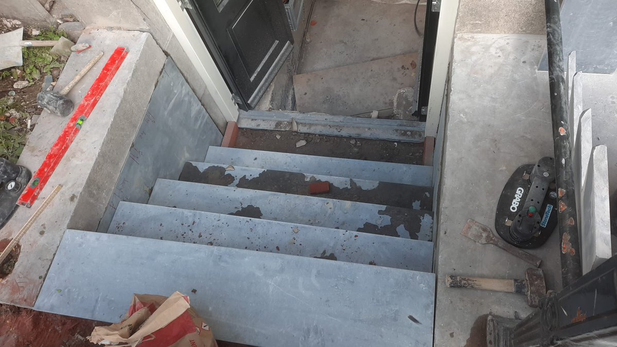 BusNatuursteen's tweet photo. In Amsterdam hebben we een trap naar het souterrain en de zijwanden bekleed met Belgisch Hardsteen. Heel mooi geworden en past goed bij de trap naar de voordeur en het bordes die we daarna opgeknapt hebben. https://t.co/MES9OOsRQR