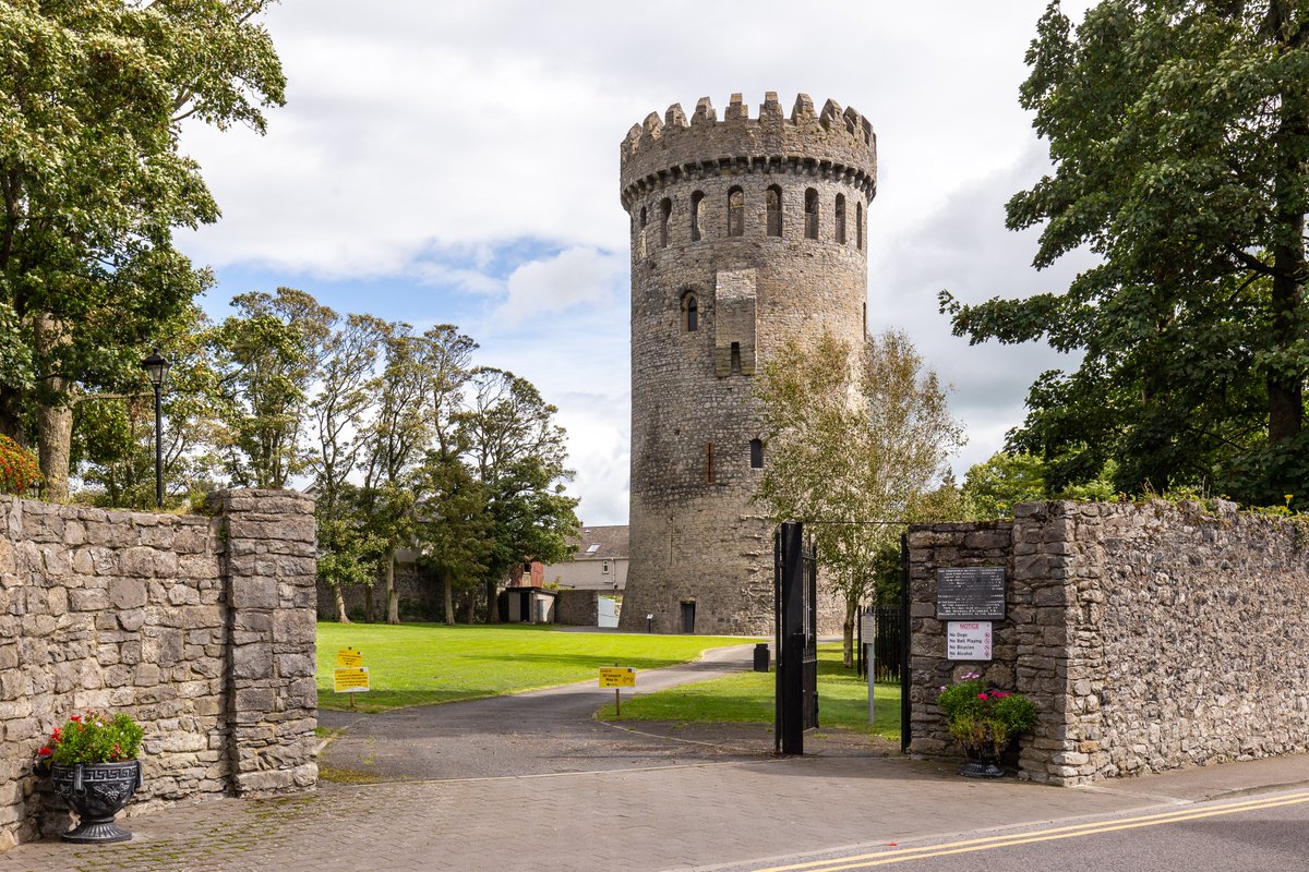 VisitTipp's tweet photo. Visit County Tipperary and discover the charming town of Nenagh. Nenagh will surprise you with a variety of lovely shops, cafes, restaurants and pubs to explore.  Tour the enchanting 12th century Nenagh Castle or see impressive exhibitions at the Nenagh Arts Centre #TheInsideTipp https://t.co/vk77Zp0ySp