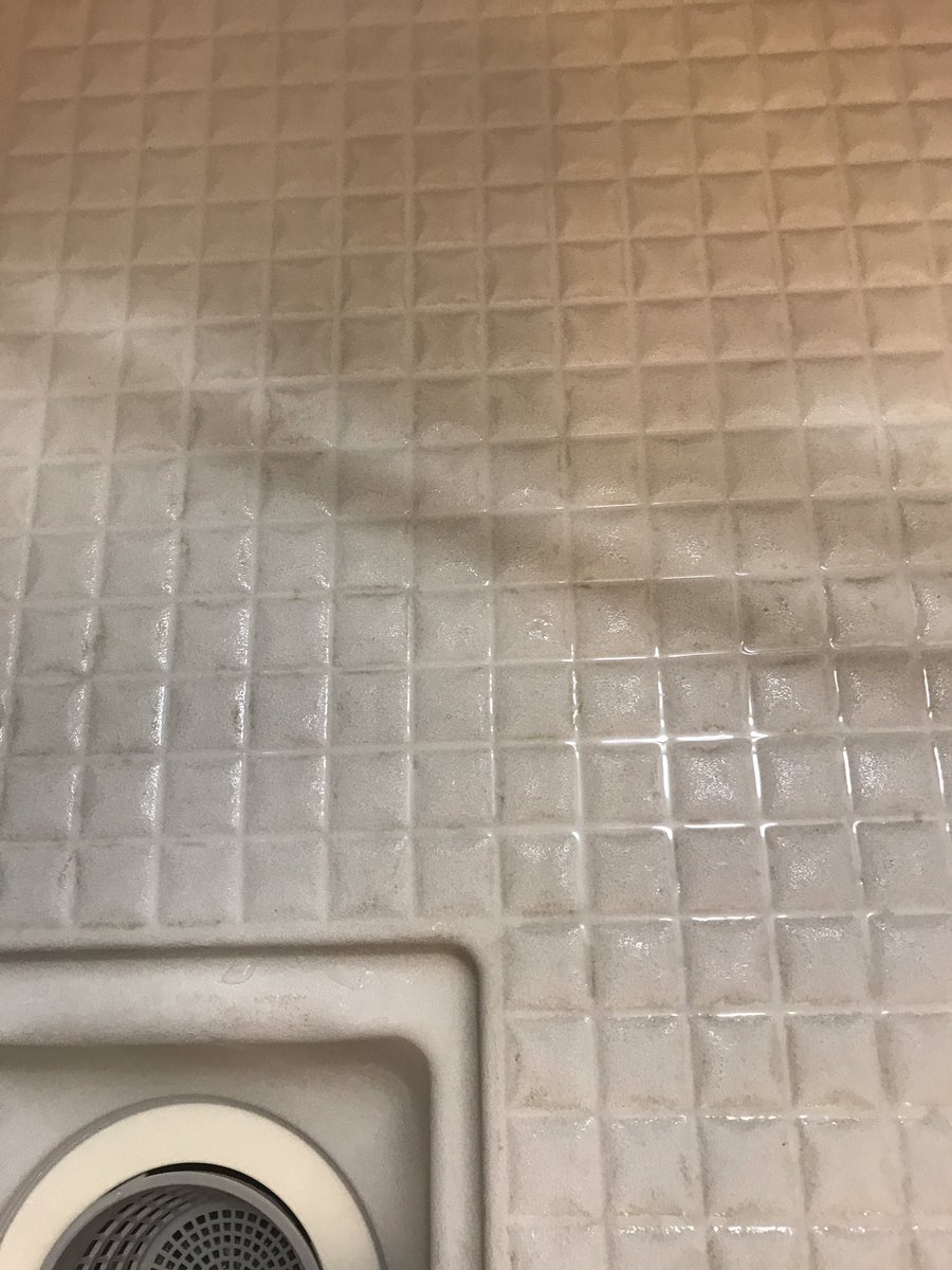 ysshare's tweet image. バスルームの汚れが取れないとお掃除の人に言われたので、コンパウンドやらサンポールやらで頑張ってみましたが疲れました…

傷も心配だし、どこまでやっていいものやら…プロはすごいと思う（ ;  ; ）