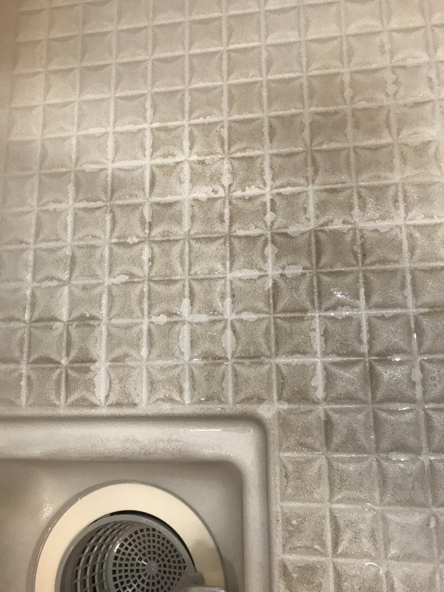 ysshare's tweet image. バスルームの汚れが取れないとお掃除の人に言われたので、コンパウンドやらサンポールやらで頑張ってみましたが疲れました…

傷も心配だし、どこまでやっていいものやら…プロはすごいと思う（ ;  ; ）