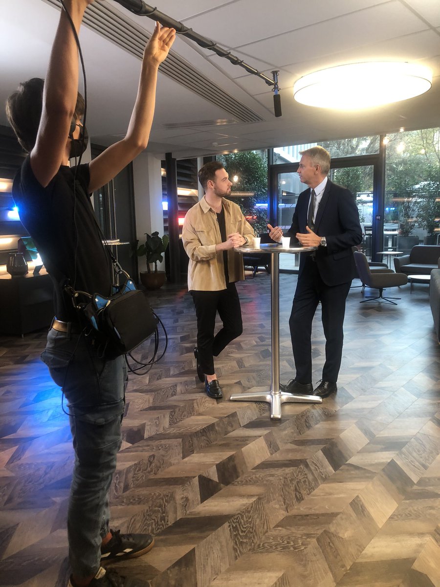 BFMTV_Inside's tweet photo. 🤩“Demain j’ai tout pour réussir !” 

🎥Dans les coulisses de l’échange entre @chrisjaku et un jeune actif

🤨Comment valoriser sa candidature ? Quel horizon pour les entreprises de demain ? Quelles aptitudes valoriser ?

👍Toutes les réponses du journaliste  @bfmbusiness https://t.co/bvWl09lhR4