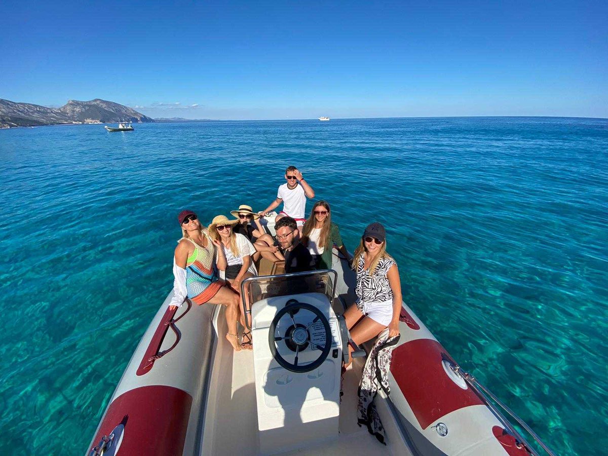u2iKRK's tweet photo. This month some u2i’ers decided to travel together and send greetings from a #workation in sunny Sardinia.  ⛱️
We envy them, but just a little bit 💙

#team #u2i #bestteam https://t.co/jNdabxiIXe