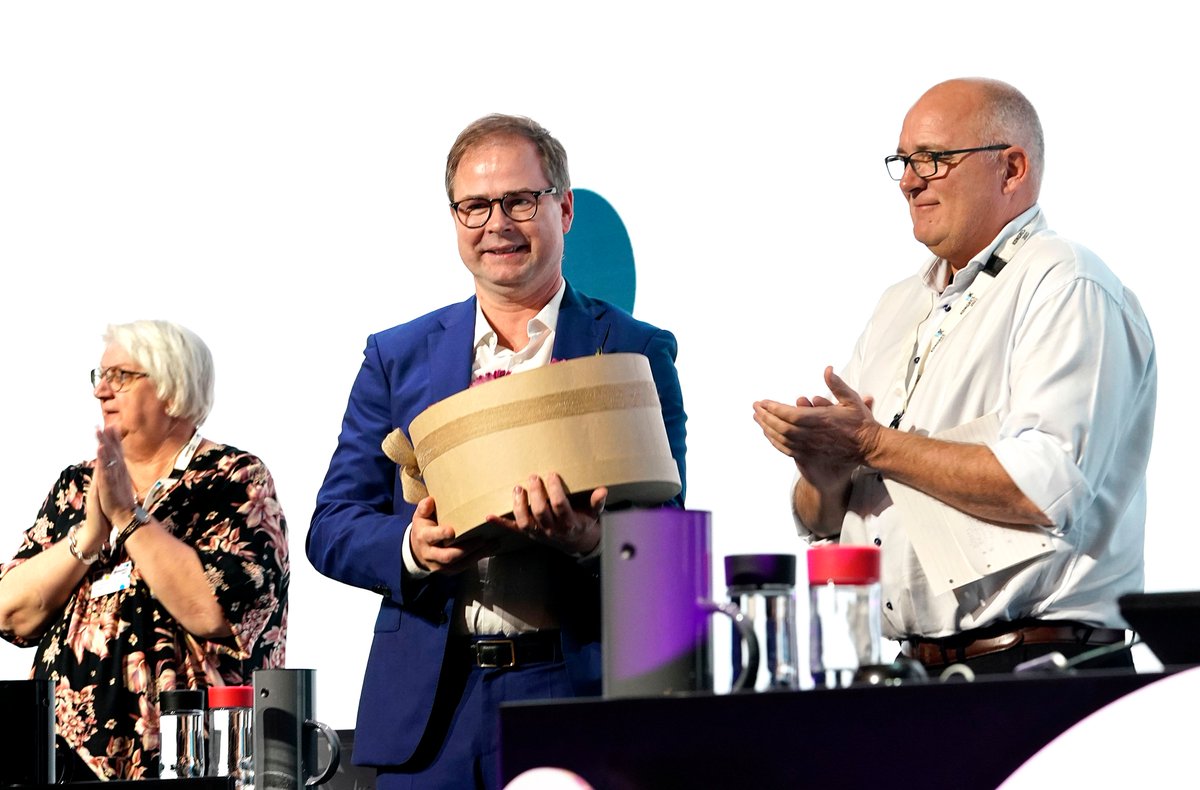 Kimsimonsen_'s tweet photo. Tak for en meget stærk tale på #HKkongres @NWammen. Og også en stor tak for samarbejdet. Ja, corona har vist, hvor meget vi kan udrette i fællesskab – regering, arbejdsgivere og fagbevægelsen. Det er jeg stolt af, og jeg er stolt af HK’ernes indsats under krisen #dkpol #arbejde https://t.co/ohgwZ4VuTX