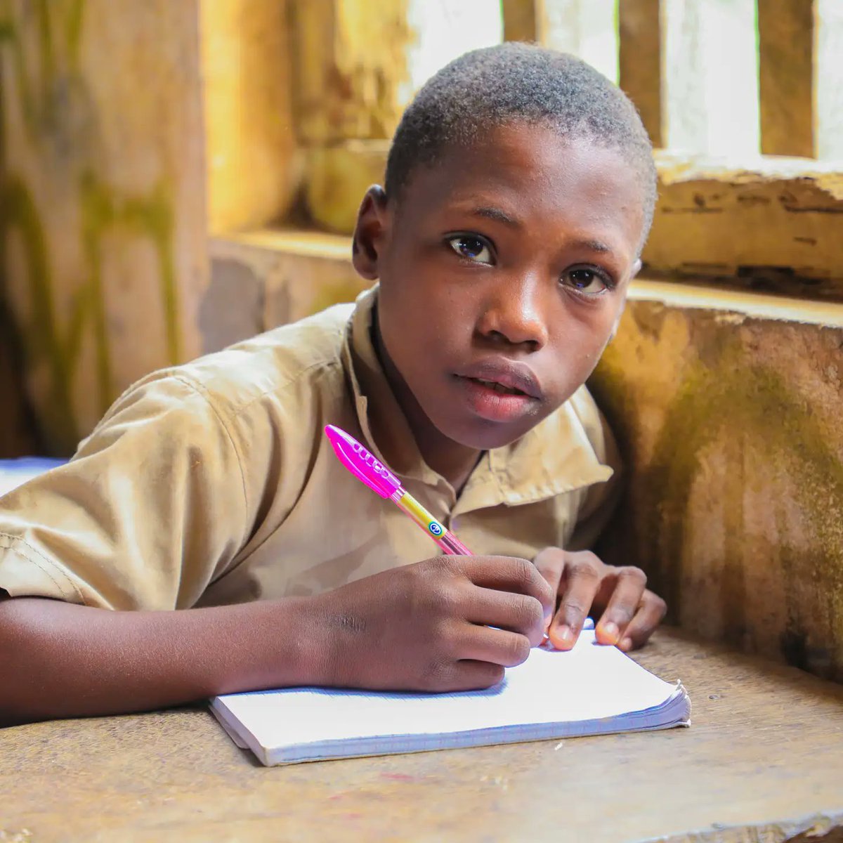 UNICEFcongoBZV's tweet photo. Grâce à l’action des membres des comités de protection de l’enfant de la #Lekoumou, depuis 2015, 5️⃣2️⃣1️⃣ enfants vulnérables dont 2️⃣0️⃣4️⃣ filles ont été scolarisés.
#PourChaqueEnfant, le droit à une éducation de qualité ! 📚✏📕 https://t.co/NHOvogebJ9