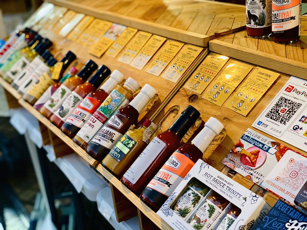 aicon_paintart's tweet image. 御茶ノ水でマルシェやってて偶然見つけたホットソース屋さん！！
そう、私は無類の激辛好き🌶🌶
この店で一番辛いホットソースを試食させて頂いたところ、
私には物足りない辛さだったので購入は断念しましたが、
旨みはあったからやっぱりオンラインショップで買おうかな🤔
#hotsaucebar