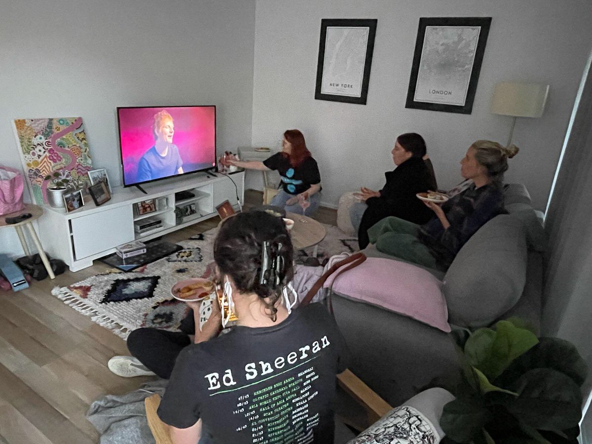 lucyelizabethh's tweet photo. Getting ready for #NovasRedRoom @edsheeran #Equals thanks so much @Smallzy cocktails and platters at the ready!! https://t.co/w1GrGffA8c