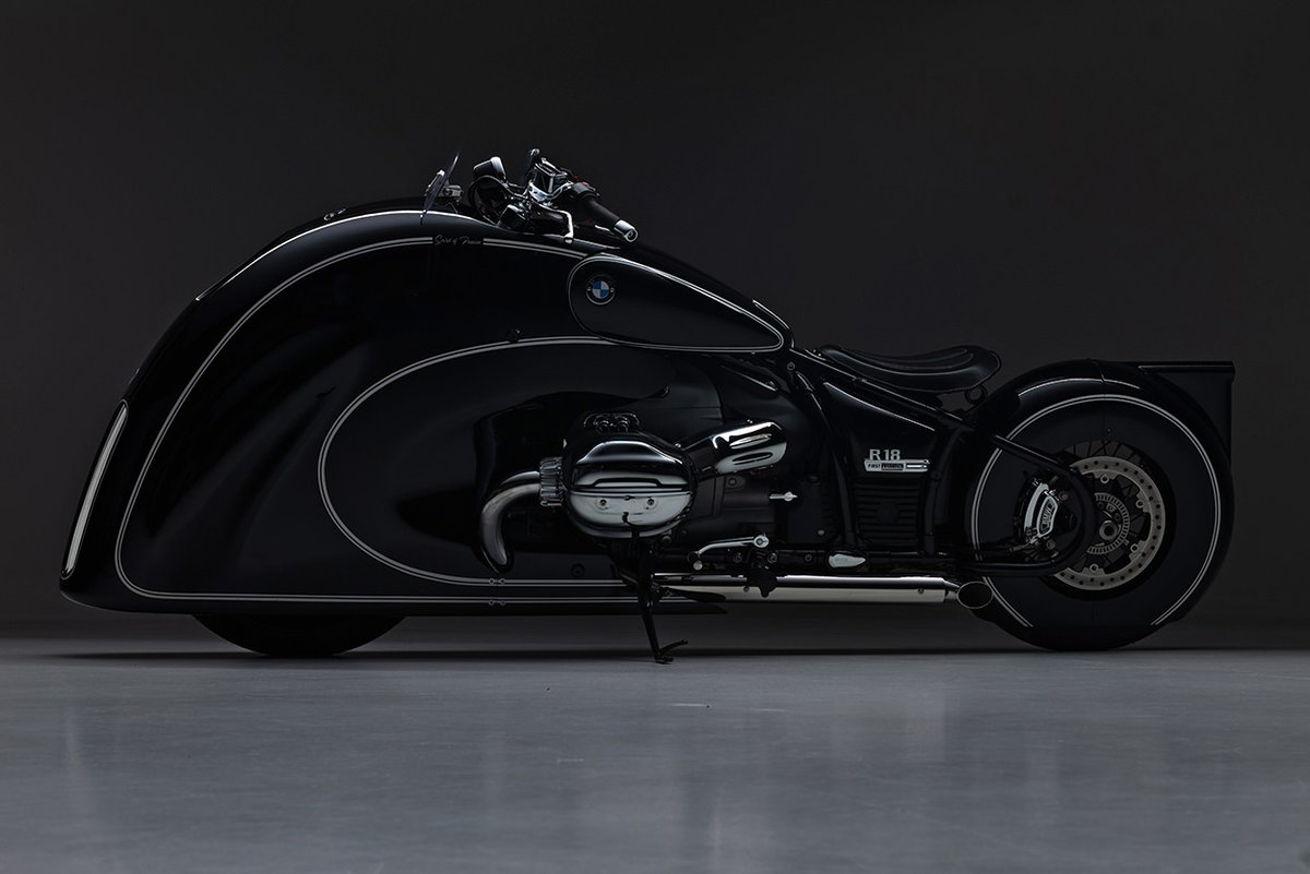 TheDailyRideUp's tweet photo. “The League Of Extraordinary Customs”

The BMW R18 By Kingston Custom

Grab Bag
* 1,800cc
* Designed entirely by hand
* Frame is untouched
* Fiberglass shell
* Highsider LED Headlight 
* Kellermann indicators
* Custom made bars
* Limited edition production run

#therideup  #Moto https://t.co/gxBjJppVaK