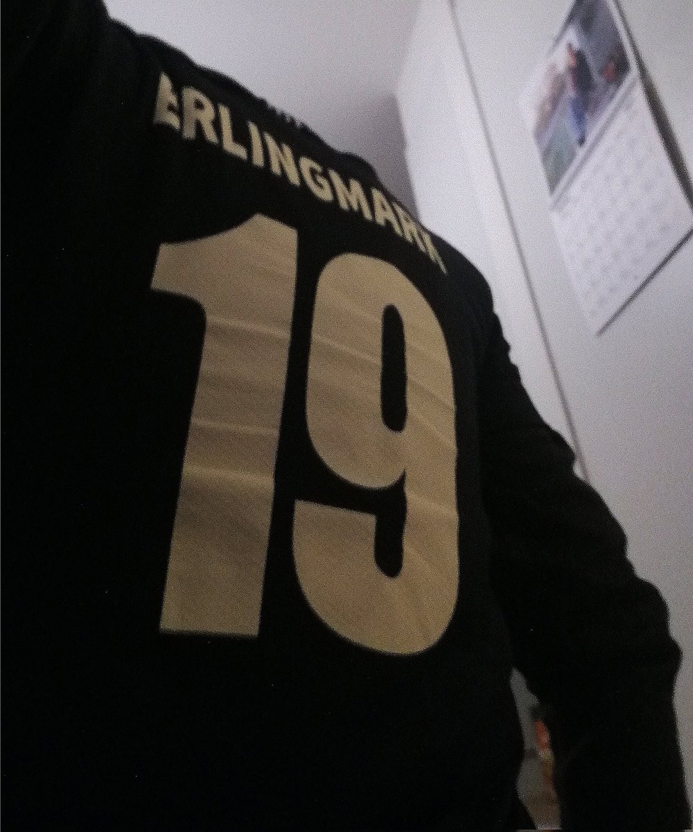 bjorkmanrichard's tweet photo. Idag är man härligt finklädd på jobbet! Trevlig fredag på er! #ifkgbg #erlingmark https://t.co/0RKqNFMzlX