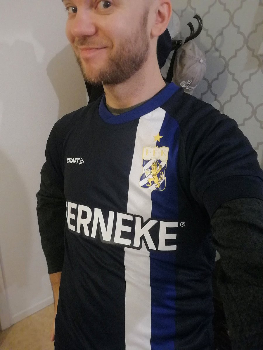 bjorkmanrichard's tweet photo. Idag är man härligt finklädd på jobbet! Trevlig fredag på er! #ifkgbg #erlingmark https://t.co/0RKqNFMzlX