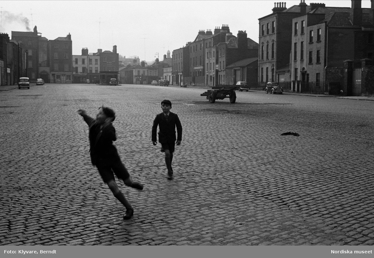 Boys playing in the open expanse of Smithfield Dublin in 1960. #Ireland 

Photo by Berndt Klyvare(Museet Nordska)