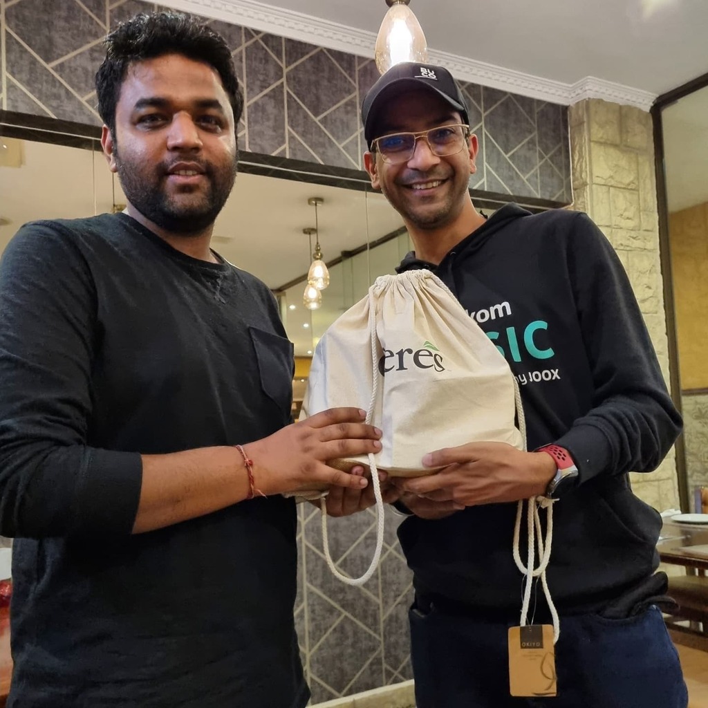 TheLifesWay's tweet photo. I found Ojas celebrating his birthday with guards and kids of the guards at the complex giving them Burgers, juice and Chips. He totally lived the #CeresPaperStrawChallege #KeepZAclean sustainability mission with @ilovezacom so I handed him one of the gifts from @ceresjuices… https://t.co/6idzlXy1YE