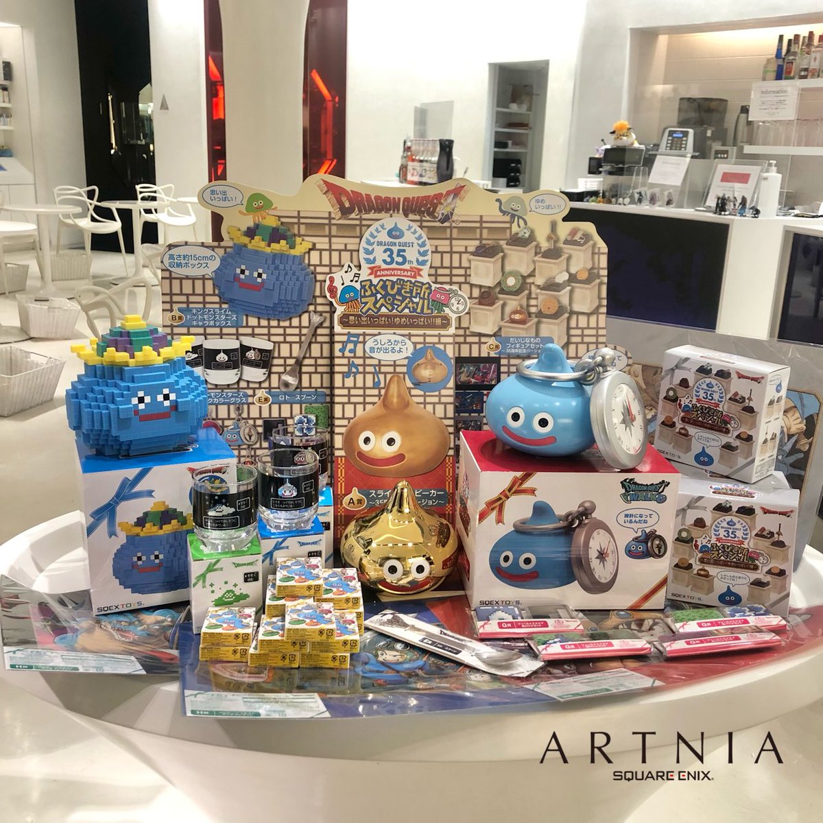 Square Enix Official Goods S Tweet Artnia ドラクエくじ ドラゴンクエスト 35周年を記念の ふくびき所スペシャル 思い出いっぱい ゆめいっぱい 編 は明日10月30日 土 よりartniaでも販売します 詳しくはこちら ドラクエ ふくびき所 Dq