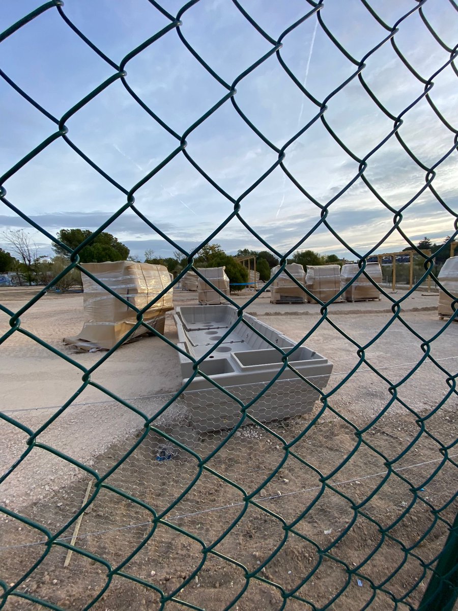 elmontecilloLR's tweet photo. Y aquí las fotos de la vergüenza, mostrando las obras de @jdelauz en la Dehesa de Navalcarbón y su apuesta por la naturaleza a través de las vallas y los sarcófagos-huerto de polietileno. LAMENTABLE. Plástico 1 - #LasRozas 0. #SOSNavalcarbón https://t.co/WmF2e6hrwQ