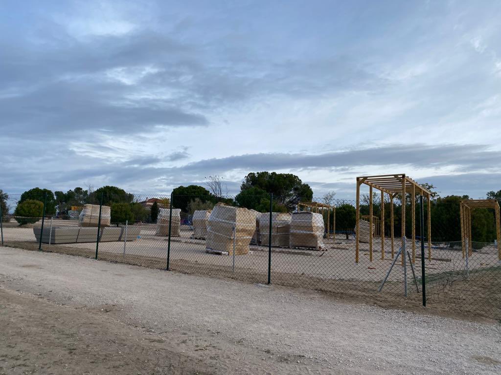 elmontecilloLR's tweet photo. Y aquí las fotos de la vergüenza, mostrando las obras de @jdelauz en la Dehesa de Navalcarbón y su apuesta por la naturaleza a través de las vallas y los sarcófagos-huerto de polietileno. LAMENTABLE. Plástico 1 - #LasRozas 0. #SOSNavalcarbón https://t.co/WmF2e6hrwQ