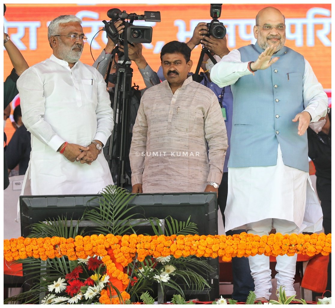 बेशर्मी इसे बोलते है....