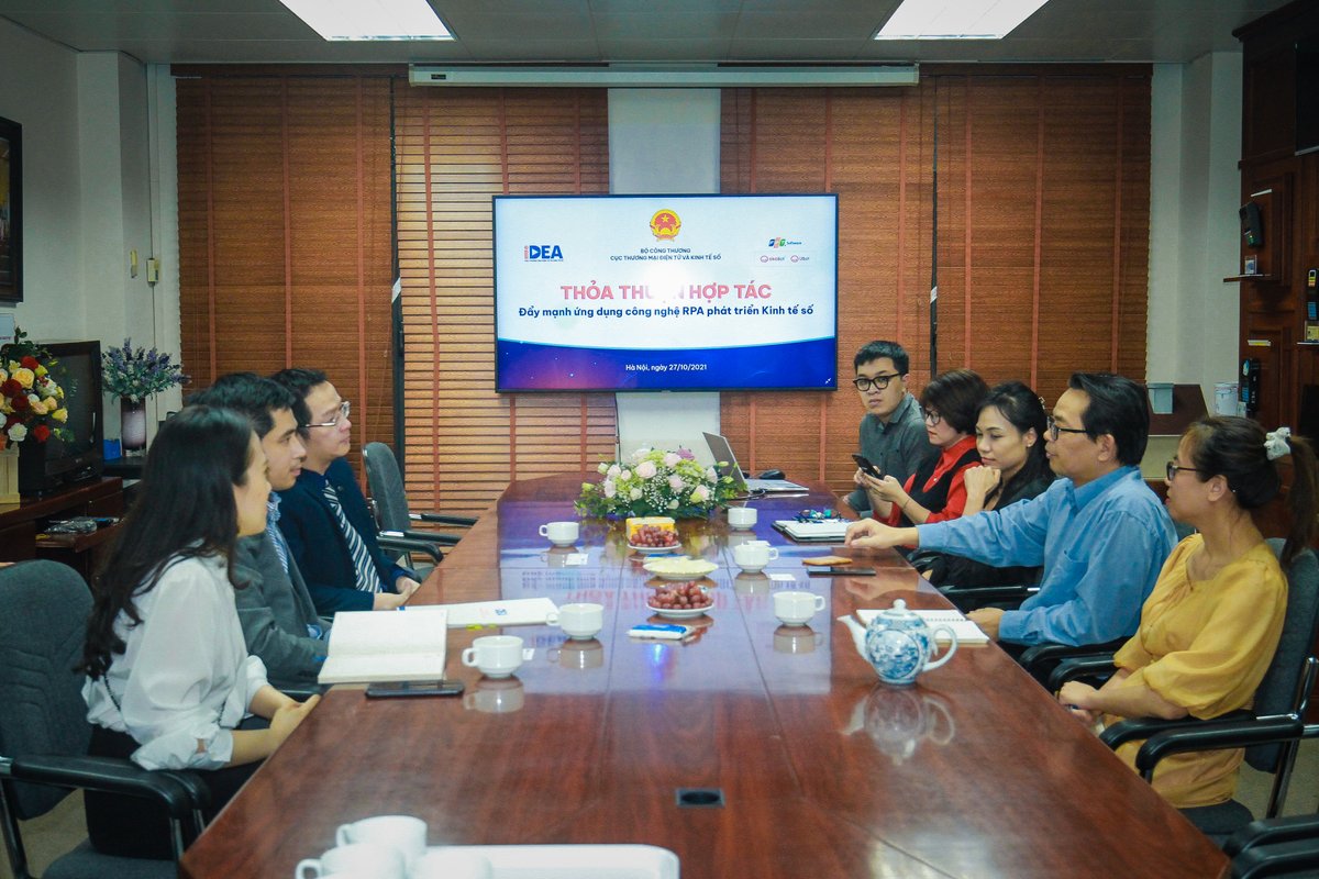 fpt_software's tweet photo. We've recently signed an MOU with the Vietnam Ministry of Industry and Trade. By adopting our comprehensive #RPA solution #akaBot, we set to assist the growth of Vietnam's digital economy and accompany businesses returning to production in the new normal.
#digitaltransformation https://t.co/AwxpvuSlqg