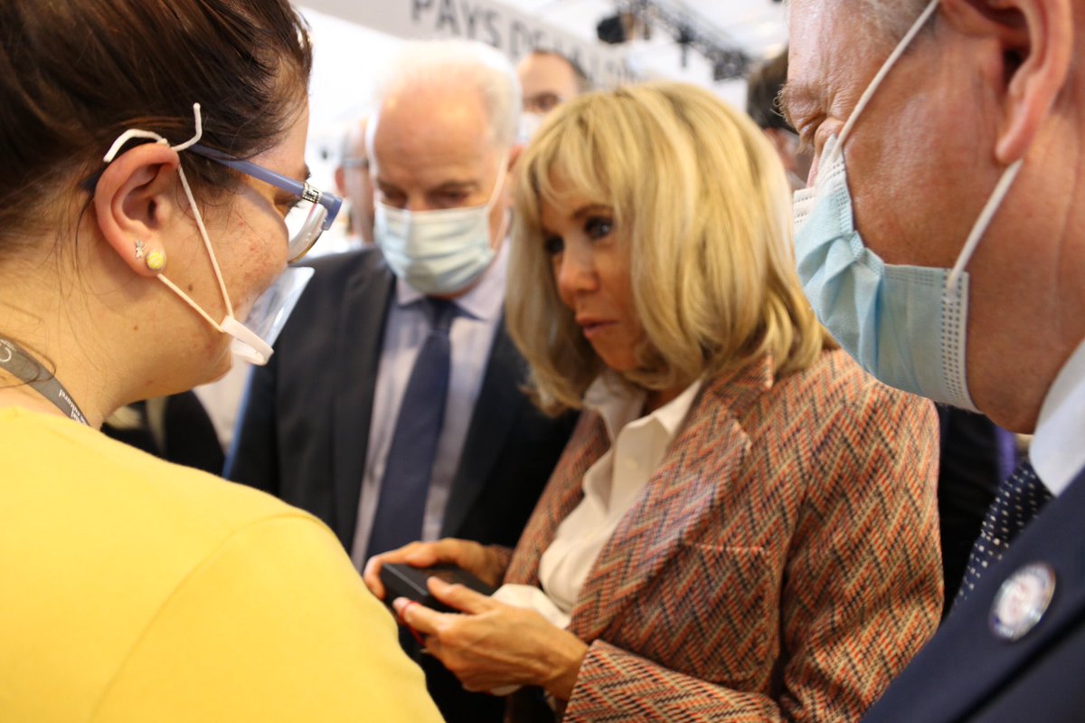 JoelFourny's tweet photo. Brigitte Macron, @alaingriset et @bernstephane à l’écoute des artisans exposants, des chefs d’entreprises passionnés qui continuent à innover. ➡️ Autant d’acteurs de notre patrimoine et d’ambassadeurs du savoir-faire 🇫🇷 à l’international 🌐 #SIPC2021 https://t.co/E70tGcYUzV