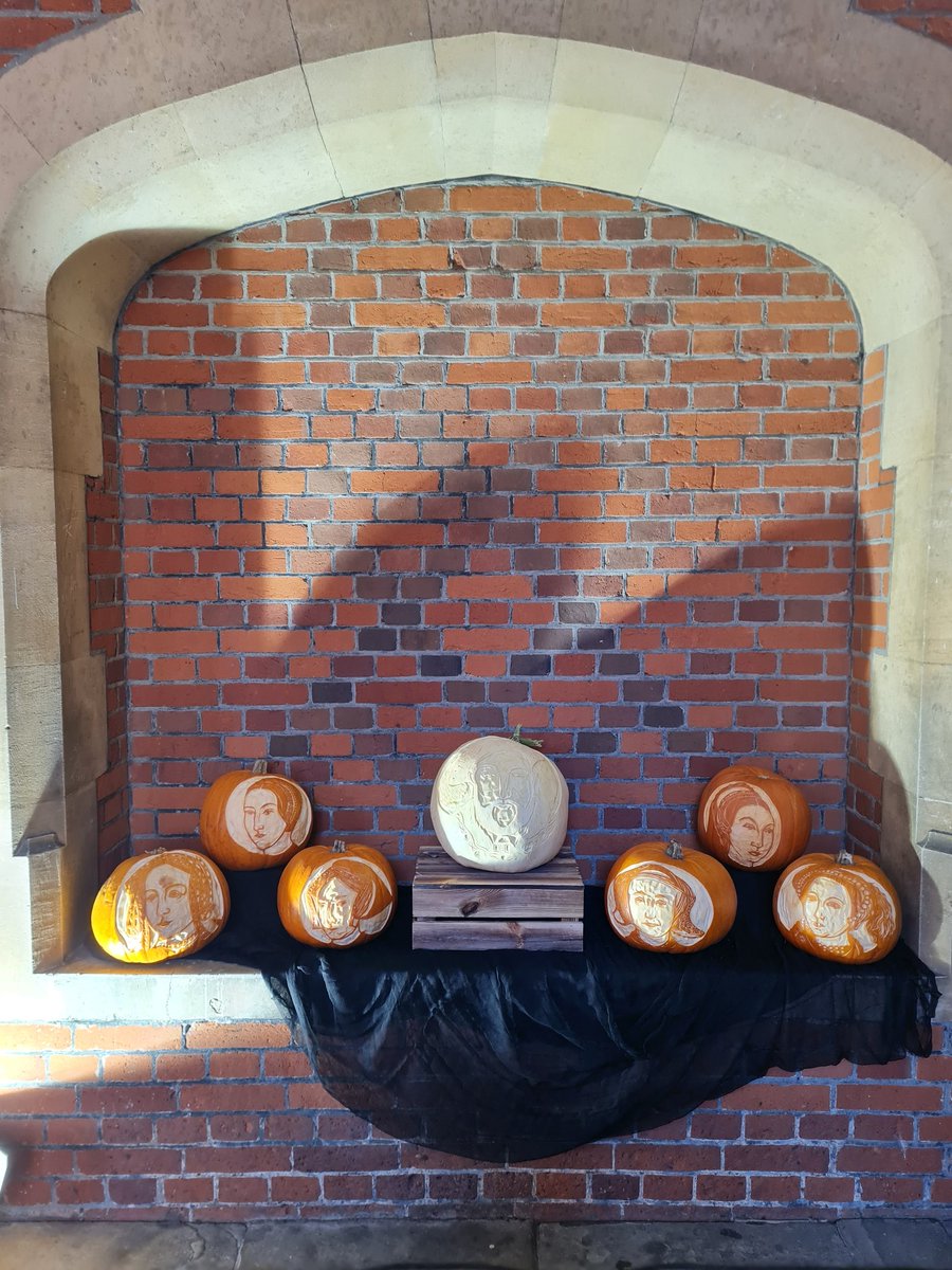 JHowlettArt's tweet photo. Had a blast mixing illustration with horticulture and history last week! Henry VIII and his wives in pumpmin form for @HRP_palaces awesome Halloween week! See them before they disintegrate!
#hallowqueens #pumpkincarving #beheaded @nemonemetaxas https://t.co/S4GrYGFAfa