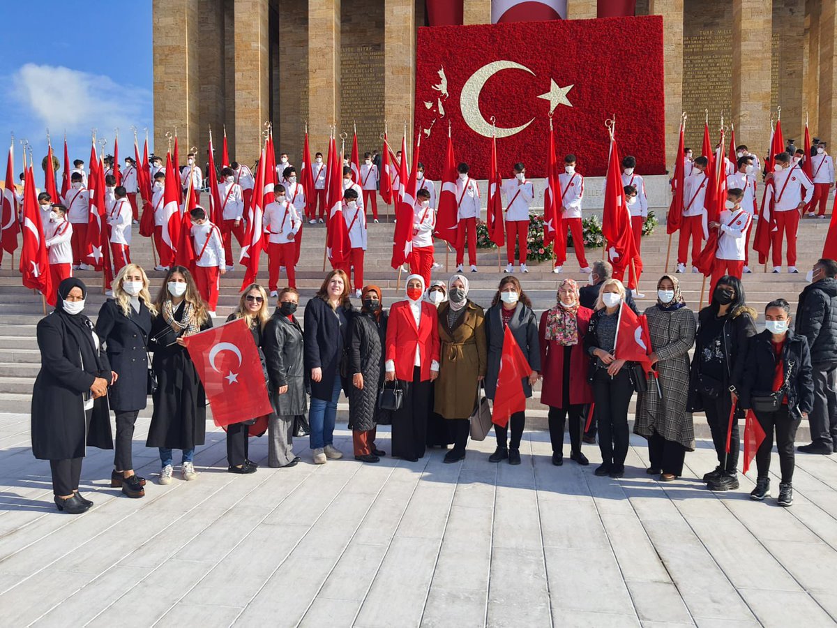 Cumhurbaşkanımız Sn. Recep Tayyip Erdoğan ve Devlet Erkânının Anıtkabir ziyaretinde; İlçe Kadın Kolları Başkanımız Sn. <a href="/fatmaylcnky/">Fatma YALÇINKAYA</a>, Yürütme Kurulu üyeleriyle törendeydi.

Cumhuriyetimizin 98. yıldönümü kutlu olsun.🇹🇷🇹🇷🇹🇷
<a href="/aysekesir/">Ayşe Keşir 🇹🇷🇹🇷🇹🇷</a> <a href="/hatice_cakmak_/">Hatice Çakmak 🇹🇷</a>