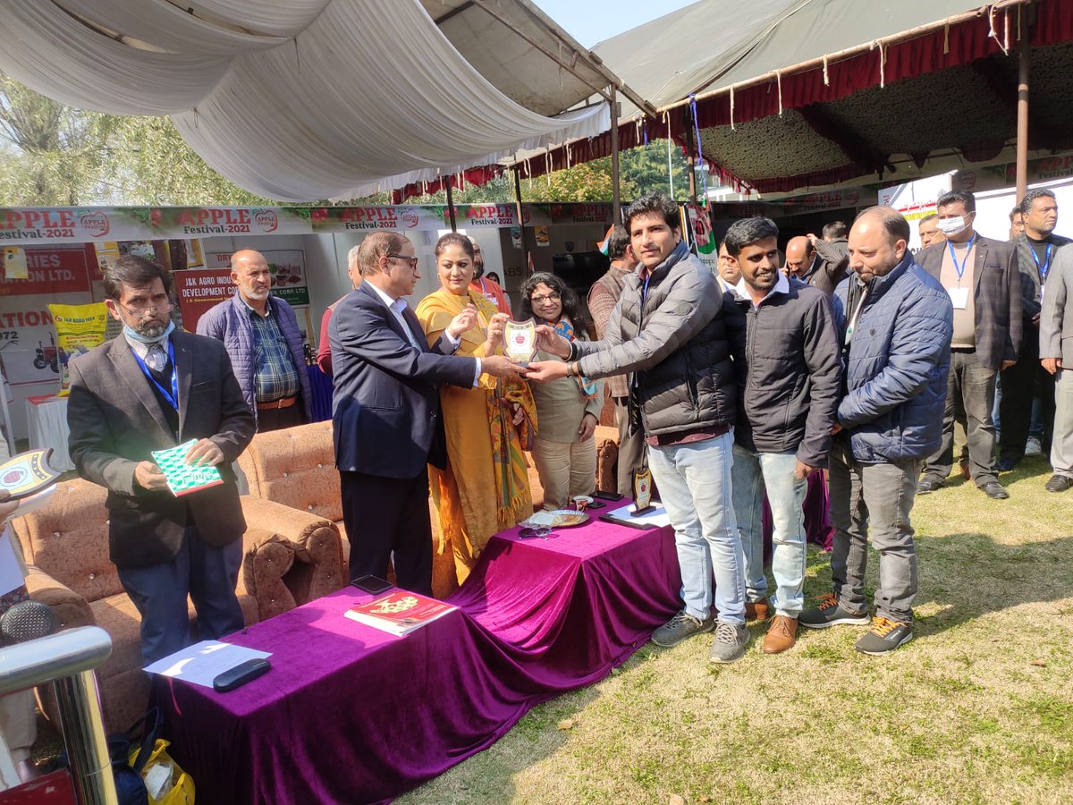 IntelloLabs's tweet photo. Day 2 at #AppleFestival2021 : Intello Labs getting felicitated by Director General of @HortiKashmir , Kashmir, Mr. @AjazAhmadKas
#digitisingquality #apples https://t.co/6uBKGeSLsX
