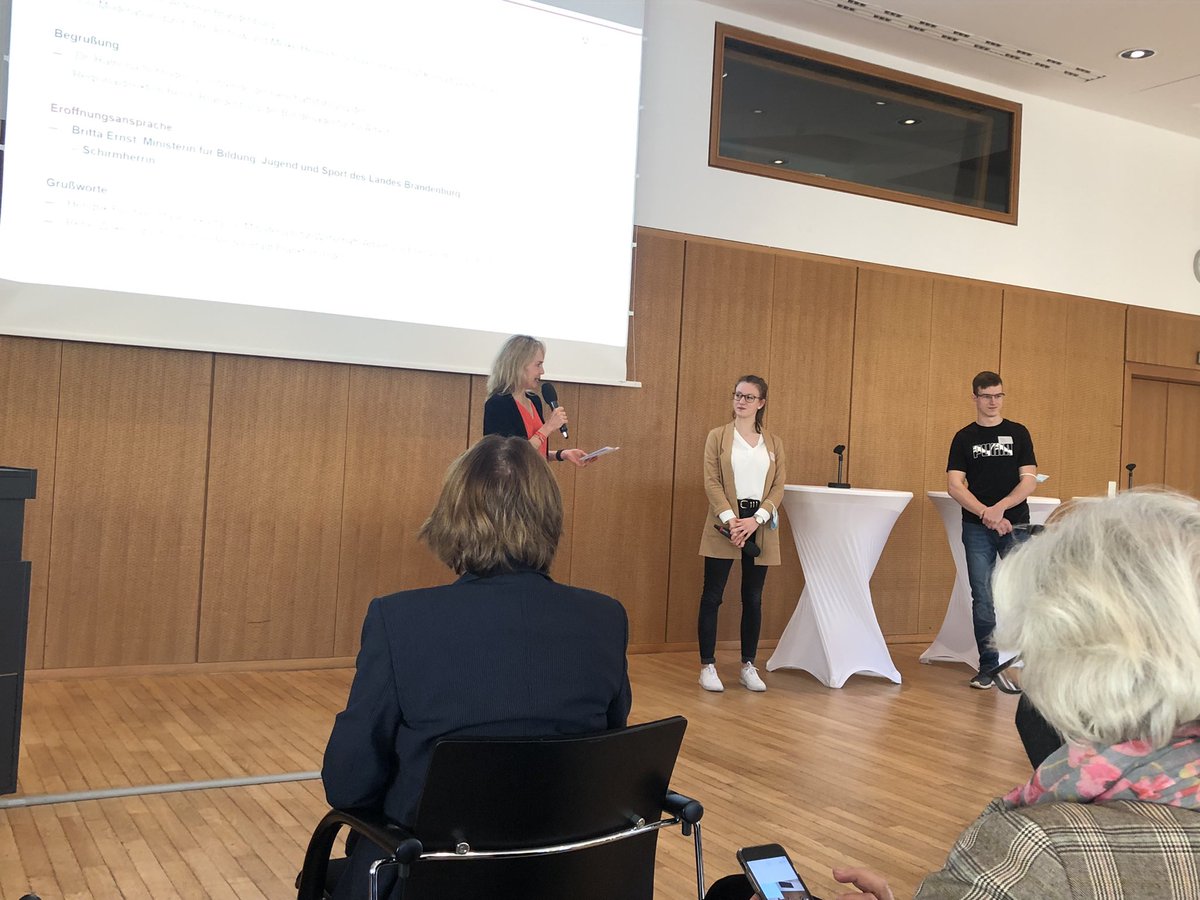 hummel853's tweet photo. Beim „Brandenburger Tag der Jugendberufsagenturen 2021“ in Frankfurt (Oder) wird nicht nur über, sondern auch mit jungen Menschen diskutiert! #jbabb2021 https://t.co/J3UkbarPGT