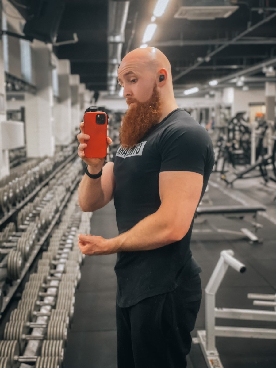 Arekkz's tweet photo. @Gymshark I’m just saying, but I’m happy to help fill the gaming void. You need someone who can show that gamers can be active too - I gotchu 😎 I’m just trying to combine the worlds of gaming and fitness with @Vide0Gains 😤 https://t.co/YwZO0KcqdR