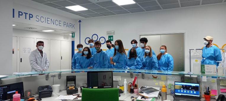 PTPLodi's tweet photo. Questa mattina attività divulgativa scientifica con la 3A del Liceo scientifico Gandini di Lodi. Scoprire il #parcoscientificotecnologico e il laboratorio #agroalimentare e come il laboratorio #SMeL del  #PTPsciencepark ha affrontato l'emergenza pandemica. Benvenuti ragazzi! https://t.co/3NN7Ap185C