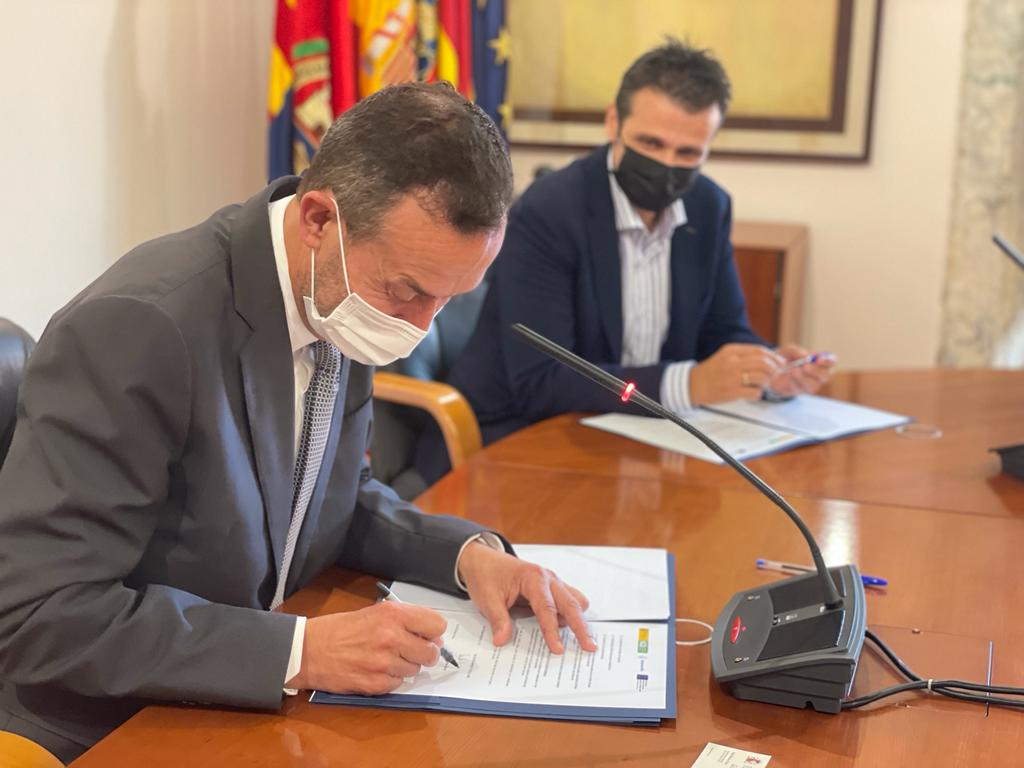 ajuntamentelx's tweet photo. 📈 El Ministeri d'Indústria i l'Ajuntament d'Elx impulsen l'ocupació jove a la ciutat.

📈 S'han signat dos convenis que desenvoluparan programes formatius per a menors de 30 anys en situació de desocupació.

Més informació ➡ https://t.co/GGpuEvPlf0

#elx #promocióeconòmica https://t.co/9PoNsr8WCT