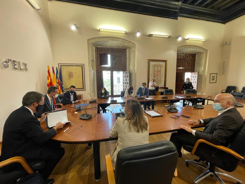 ajuntamentelx's tweet photo. 📈 El Ministeri d'Indústria i l'Ajuntament d'Elx impulsen l'ocupació jove a la ciutat.

📈 S'han signat dos convenis que desenvoluparan programes formatius per a menors de 30 anys en situació de desocupació.

Més informació ➡ https://t.co/GGpuEvPlf0

#elx #promocióeconòmica https://t.co/9PoNsr8WCT