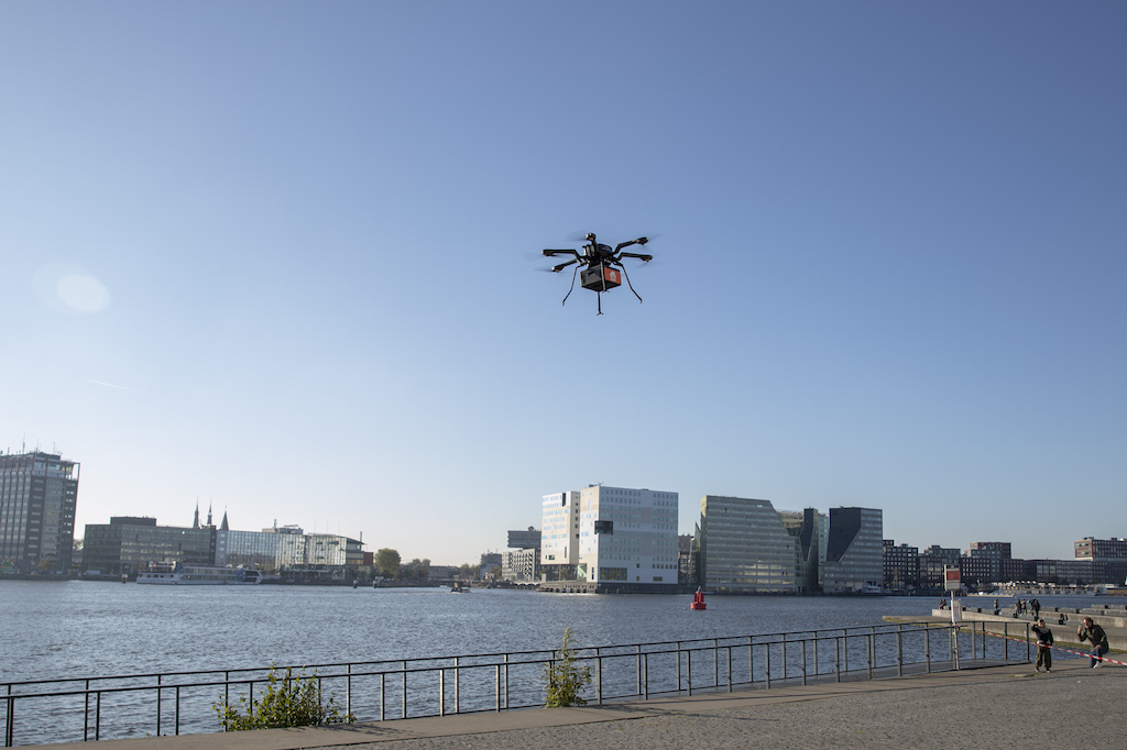 de_ingenieur's tweet image. Drone vliegt met een maaltijd over het IJ deingenieur.nl/artikel/drone-… @AnteaGroupNL @JustEatTakeaway @thuisbezorgd @acecoretech