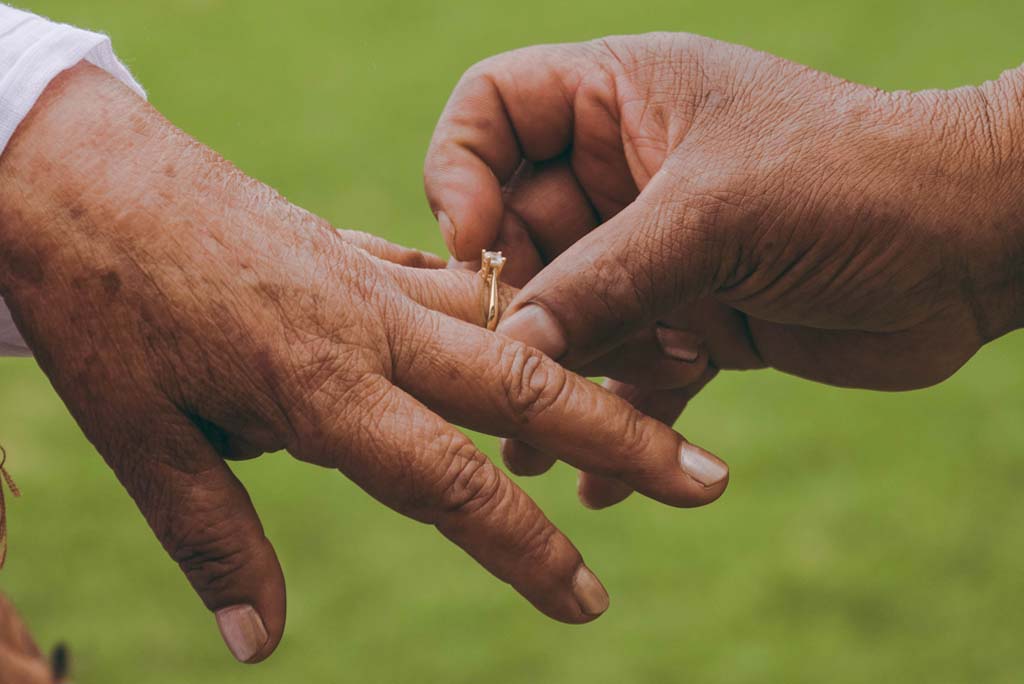 elmasnou_cat's tweet photo. 💍 Celebració les noces d'or

👵👴 Homenatge a les parelles que durant aquest any
celebren els 5️⃣0️⃣ anys de convivència.

⛪🎉 Si desitgeu participar en l’acte que organitza l’Ajuntament, contacteu amb la Regidoria de Gent Gran

📩 gent.gran@elmasnou.cat
☎️ 93 557 17 77 https://t.co/D0NFoxiC9j