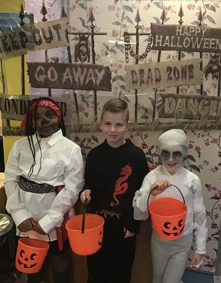 MissMandMrsMP3c's tweet photo. Happy Halloween 🎃👻 https://t.co/F6LyJ8ktJ9