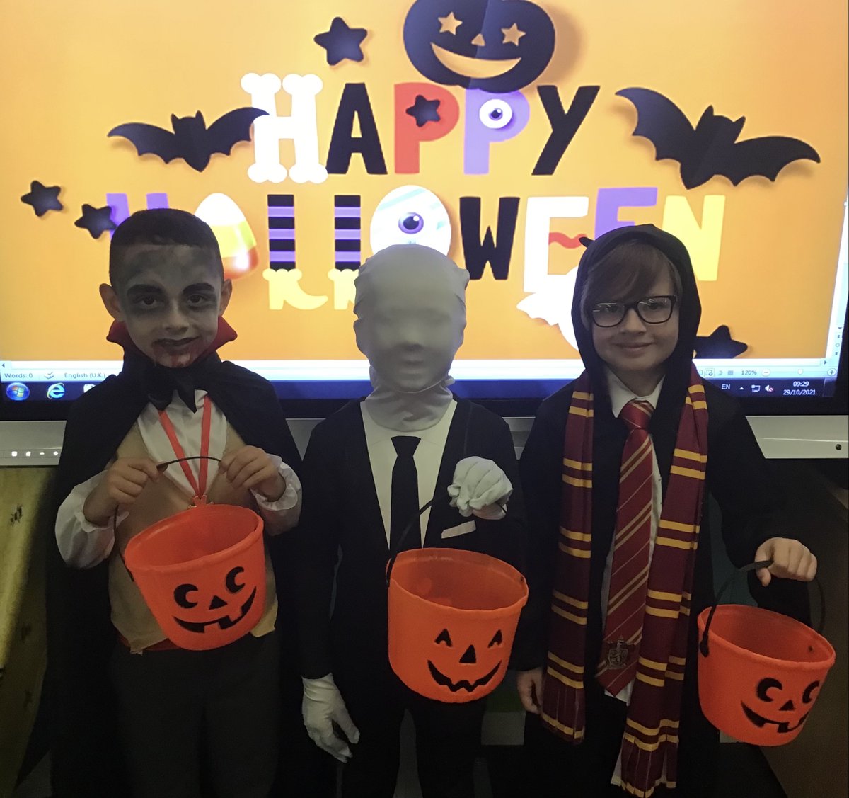 MissMandMrsMP3c's tweet photo. Happy Halloween 👻  🎃 https://t.co/yUZJcrZyvr